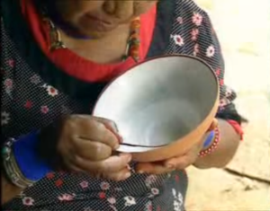 Donna dell'Ecuador dipinge una ciotola. Immagine tratta dal film "Sulle ali del giaguaro" di Penn e Teutsch.