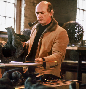 Harry Bertoia nel suo studio.