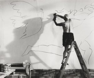 Pablo Picasso disegna la colomba della pace a Vallauris Pablo Picasso disegna la colomba della pace a Vallauris